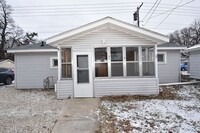 Building Photo - Mishawaka - Near parks and schools 1 bedro...