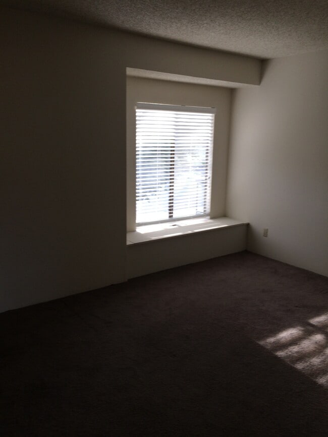 Building Photo - Town Home in South Davis!