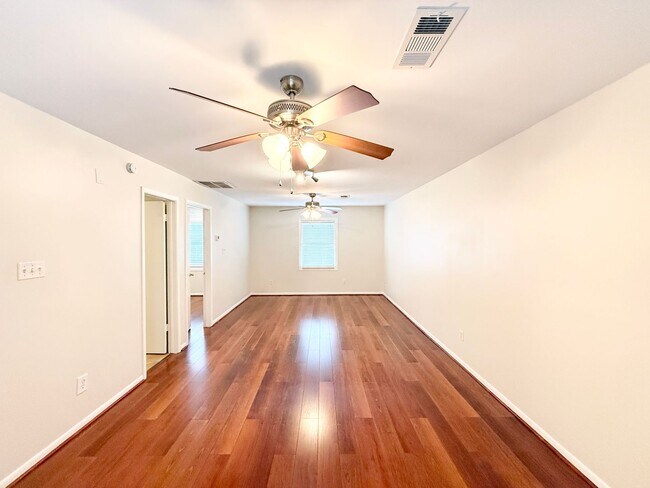 Building Photo - BRA11