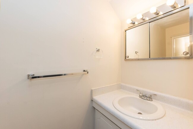 Building Photo - 718 Shawnee Dr