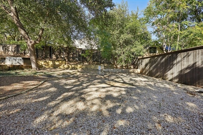 Building Photo - 8635 San Leandro Dr