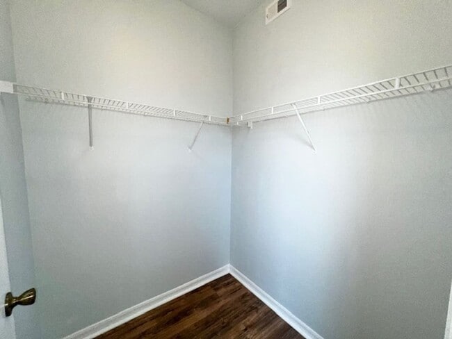 Building Photo - MOVE IN NOW! 2x2 WITH FRESH INTERIOR PAINT & LAMINATE WOOD FLOORING! PRIVATE BALCONY!!!