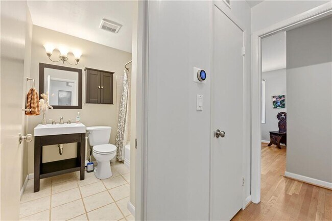 Building Photo - 3831 Greenhill Dr