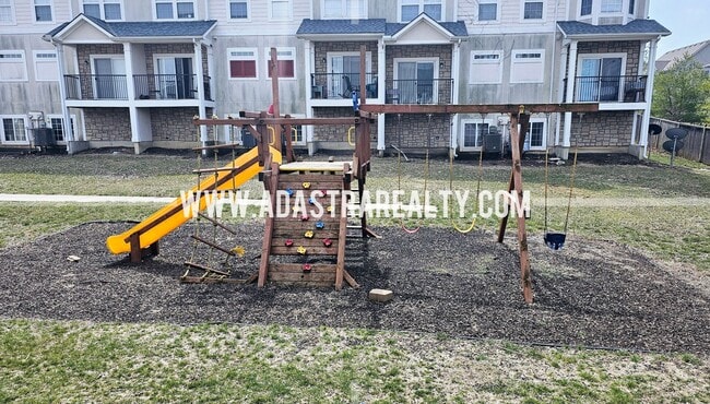 Building Photo - Very Spacious Townhome in West Olathe-Available NOW!!