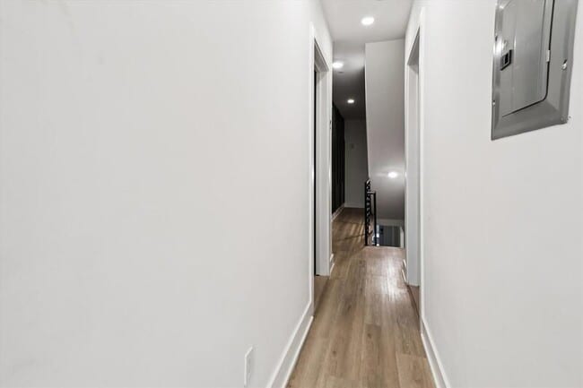 Building Photo - 517 Montana Ave NE