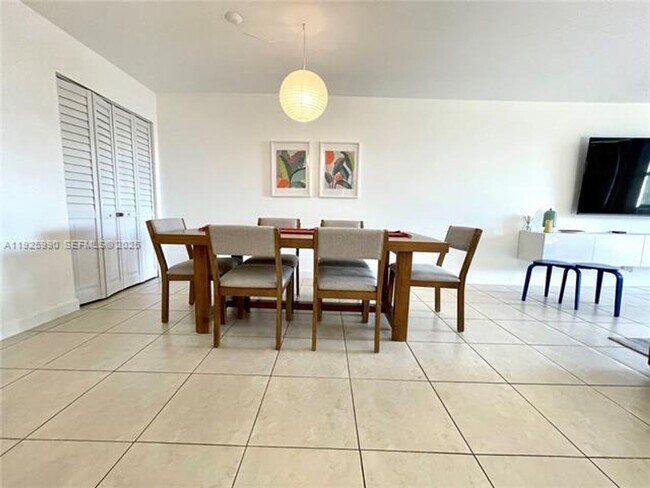 Building Photo - 10101 E Bay Harbor Dr