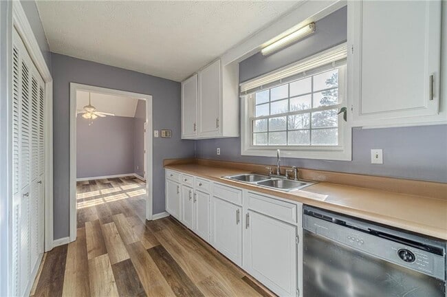 Building Photo - 3101 Brooks Dr