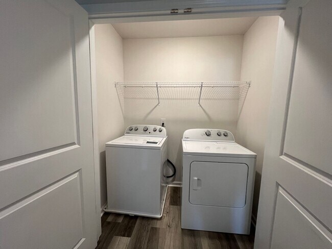 Building Photo - 3 Bed 2.5 Bath with an Office/  Flex Room