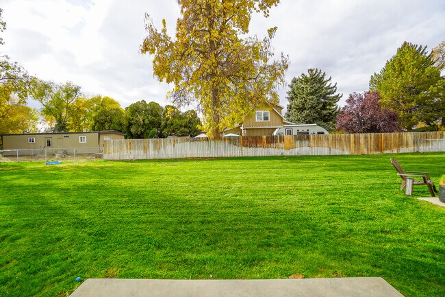 Building Photo - 265 N Paradise Ave