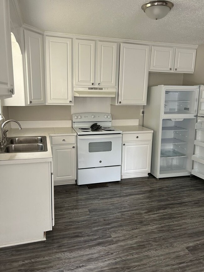 Building Photo - 3 Bedroom One Bath House For Rent