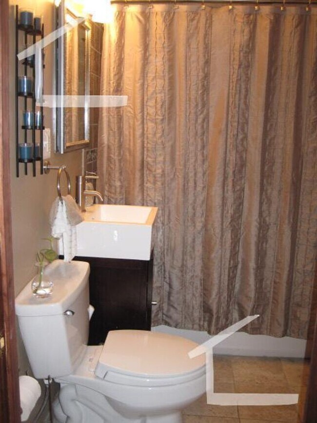 Building Photo - 9/1 Spacious 3BR with balcony, w/d in unit...