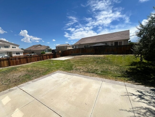 Building Photo - Beautiful Home located in Autumn Winds, Fe...