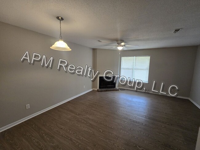 Building Photo - Updated townhouse