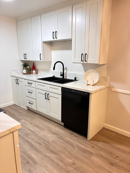 Building Photo - 400 E Live Oak St