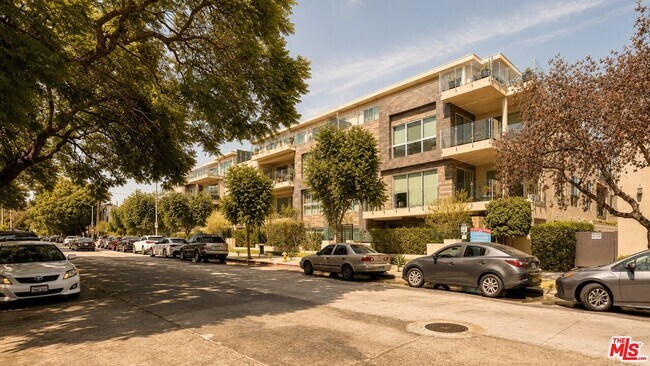 Building Photo - 728 N Sweetzer Ave