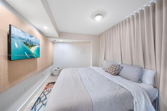 Building Photo - 1881 Washington Ave