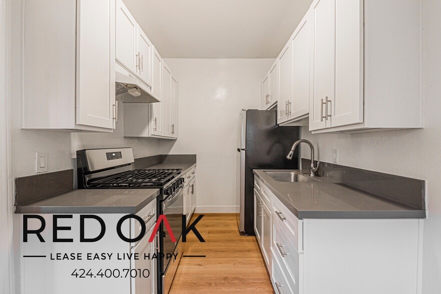 Building Photo - 704 W 54th St