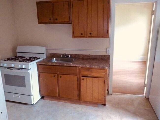 Building Photo - 908-910 Schuyler st Apt 1b