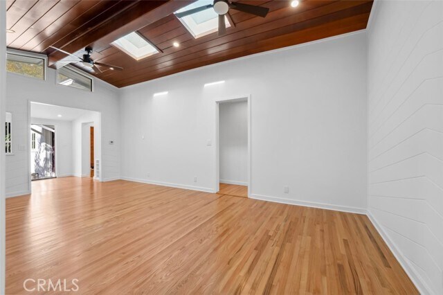 Building Photo - 2549 Beachwood Dr