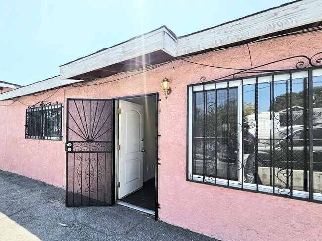 Building Photo - Spacious 2-Bedroom Home with Large Yard!!!