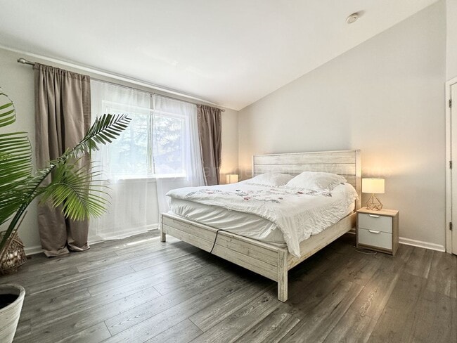 Building Photo - Beautifully Updated 2-Bedroom Townhouse w/...