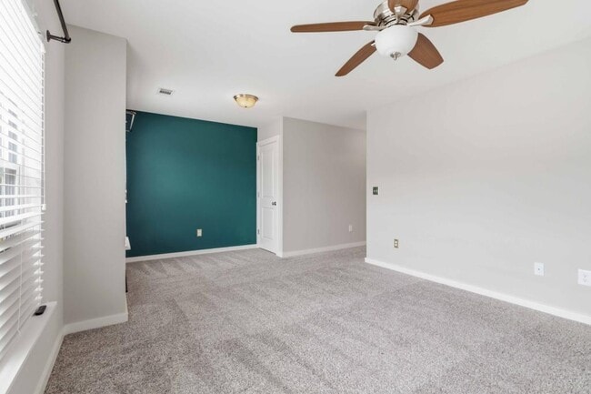 Building Photo - 730 Elmbrook Dr