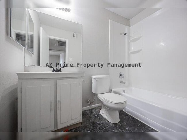 Building Photo - 427 E Malibu Dr
