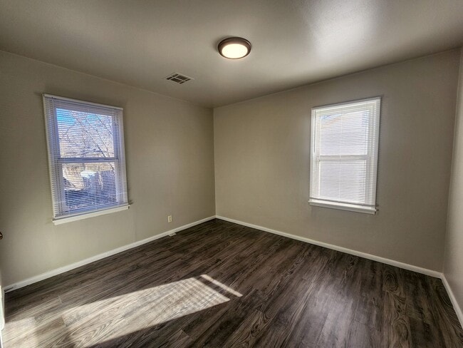 Building Photo - Cute 2 bed 1 bath house with 1 car garage
