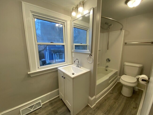 Building Photo - Pet-Friendly 3BR Home • Updated Kitchen • Fenced Yard • Garage