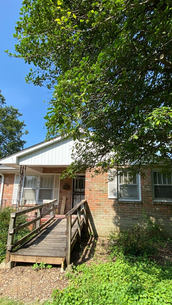 Primary Photo - 735 Prospect St