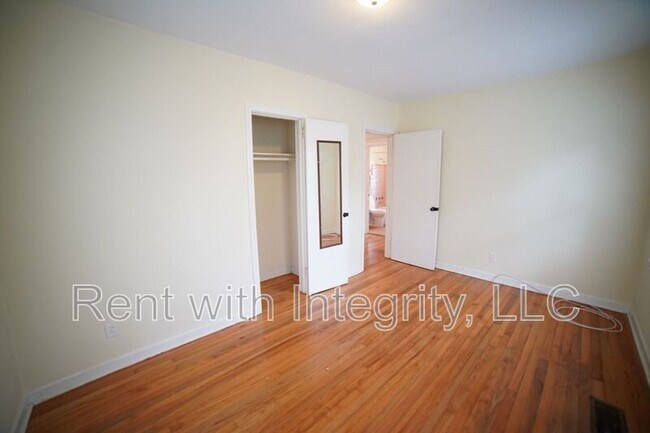 Building Photo - 1935 Temple Dr