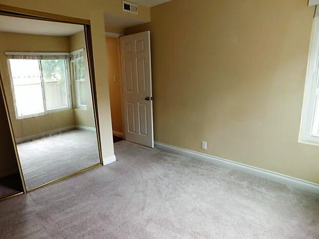 Building Photo - Escondido 3 Br Gated LOVELY Townhome 2 pat...