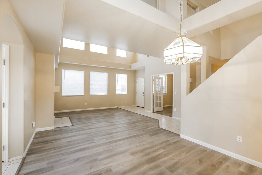Building Photo - 1316 E Thunderhill Pl