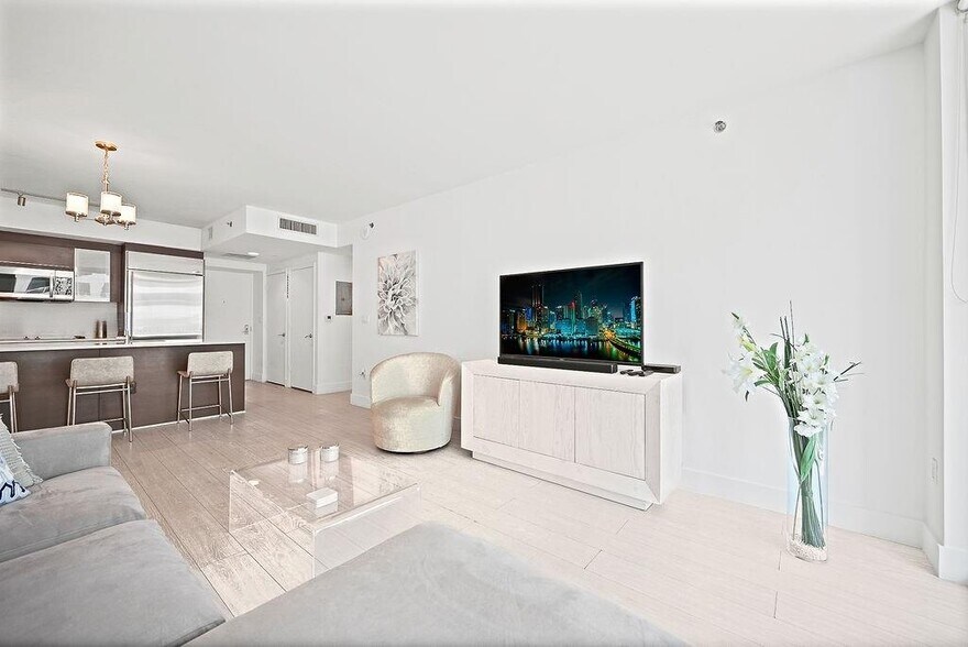 Building Photo - 500 Brickell Ave