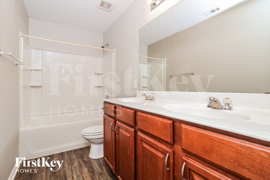 Building Photo - 1636 Grassy View Dr