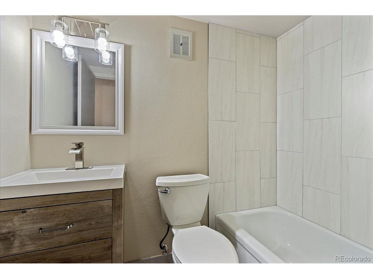 large guest bath with tub - 6495 E Happy Canyon Rd