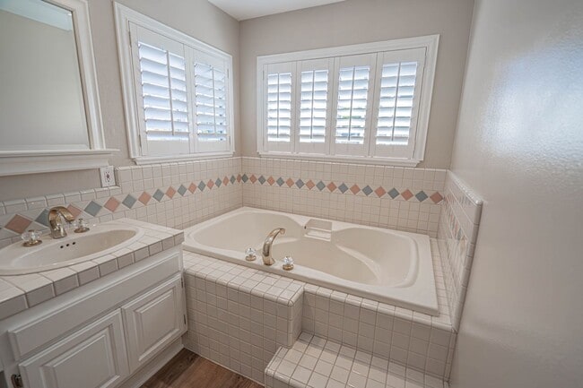 Building Photo - Valencia 4 Bedroom Home for Rent.