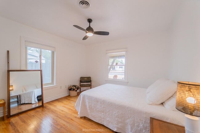 Building Photo - AUGUST PRE-LEASE! ADORABLE 3 bedroom!