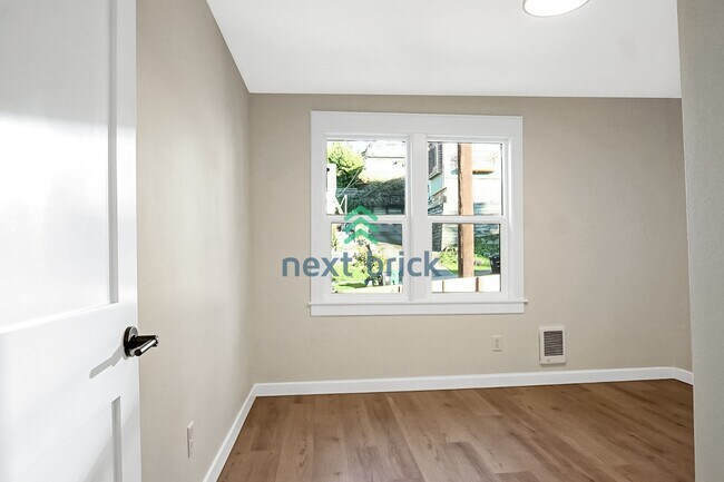 Building Photo - BEAUTIFUL FULLY RENOVATED 2 BED 1 BATH FOR RENT – PRIME WEST SEATTLE LOCATION