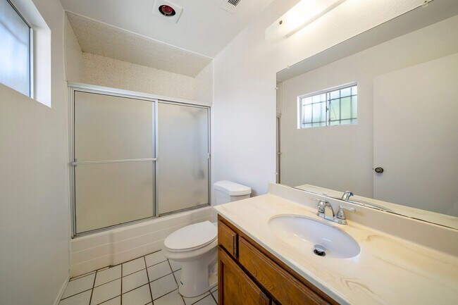 Building Photo - Charming 3 bedroom 2 bath in Escondido!