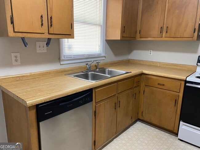 Building Photo - 625 Whitehall Rd