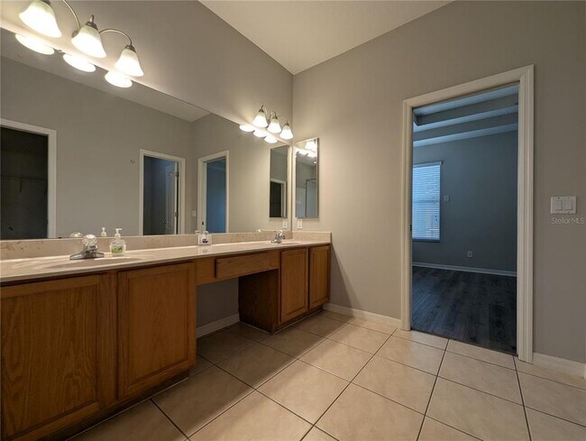 Building Photo - 9818 White Barn Way
