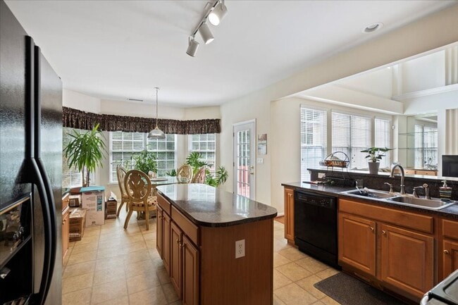 Building Photo - Spacious 5BR/3BA minutes from Ballantyne V...