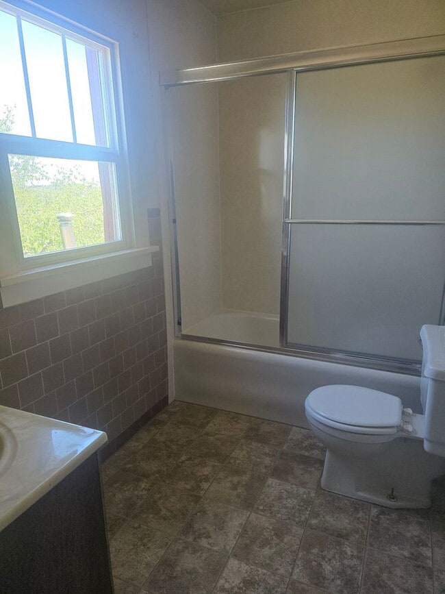 Building Photo - 4 bd 2 ba