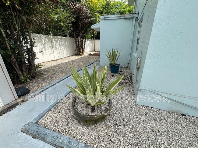 Building Photo - 5207 N Flagler Dr