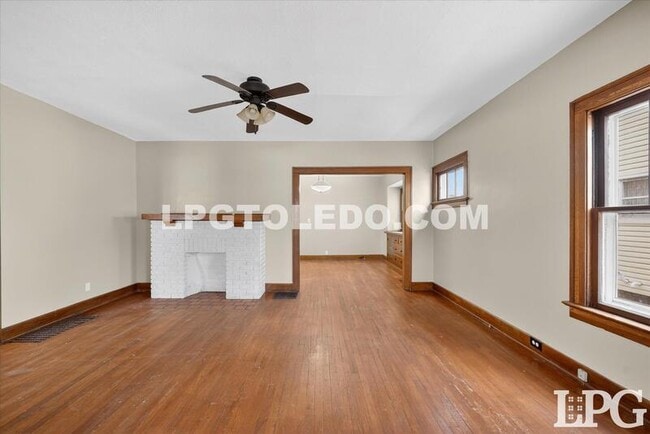 Building Photo - 4136 N Lockwood Ave