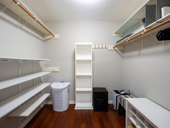 Building Photo - 2110 Wychwood Dr