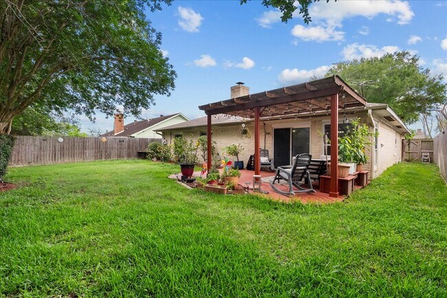 Building Photo - 883 Silverpines Rd