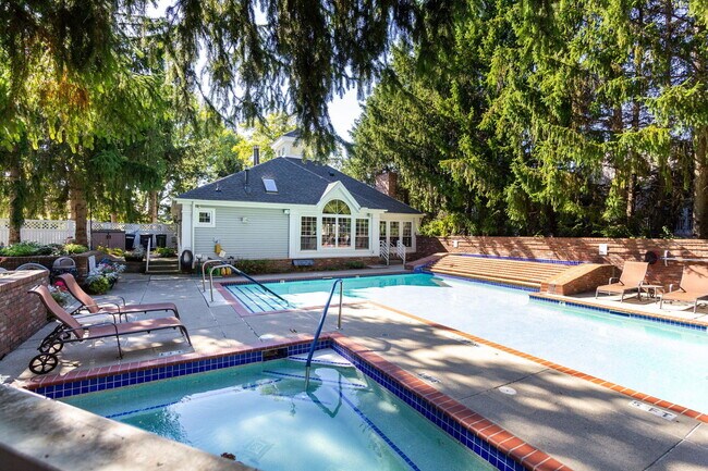 Building Photo - 1093 Fairways Blvd