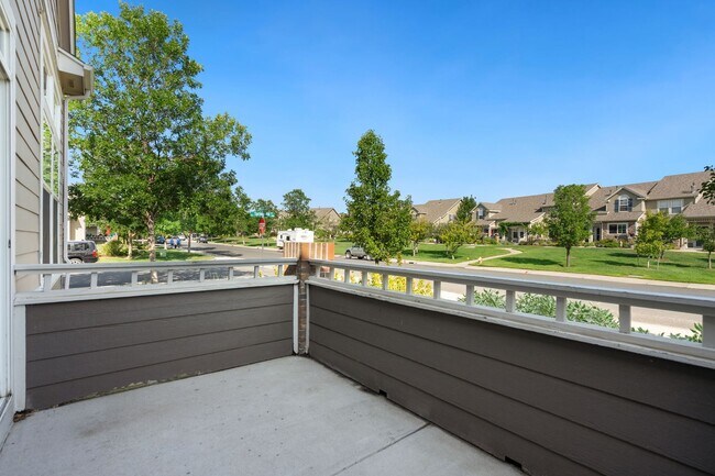 Building Photo - Like-New Townhome in Desirable West Loveland